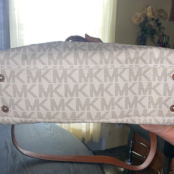 michael kors purse - Picture 3 of 8